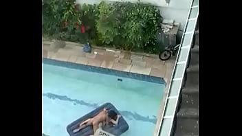 Flagra Casal Tranzando Na Piscina Em Sao Paulo Brasil