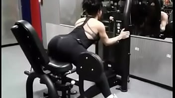 Thalya Cyclone Dans La Salle De Fitness