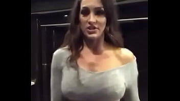 Brie Bella Bailando