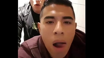 Dando O Cuzinho No Banheiro Para O Amigo