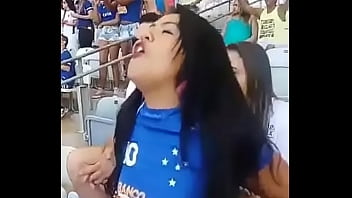 Torcedora-do-cruzeiro-mostrando-os-seios-durante-jogo-no-mineirão