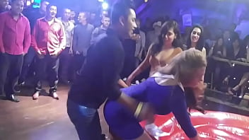 Un Hombre Ase Feliz A Dos Mujeres En El Colchon Caliente