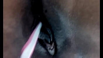 Enfiando A Escova De Dente