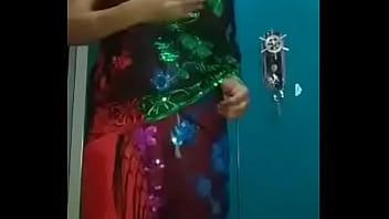 Desi Bhabhi In Traditional Sari Getting Naked Freehdx