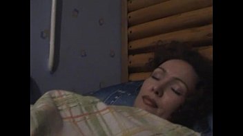 Prokralsya-k-tetke-i-poka-ta-spala-potrogal-palcami-kisku