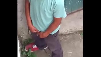 Neighbor' Friend Pissing / Amigo De Mi Vecino Orinando