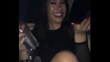 Mostrando A Buceta Na Balada