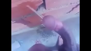 Orinando Con El Pene Parado