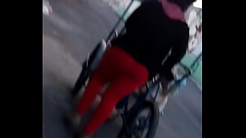 Culito Rojo En La Calle
