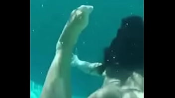 Chupa Debajo Del Agua