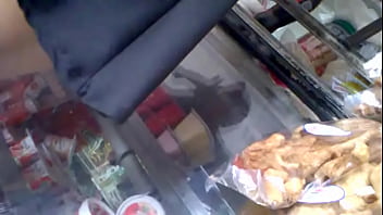 En Una Tienda, Buenas Nalguitas, Comprando