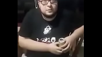 Gordo Virgem Vendo Peitos Pela Primeira Vez