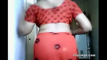 Aunty Flashing Navel