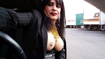 Seins Nus Devant Un Defiler De Camions