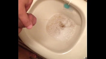 Mijando Para Um Macho