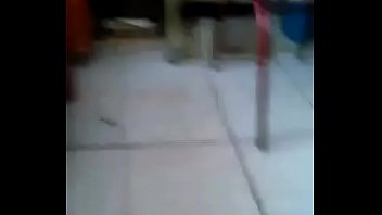 Jalándosela Mientas Su Familia Está En Lasala