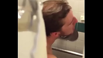 Amigo Batendo Uma No Chuveiro