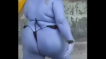Gordinha Azul Em Publico