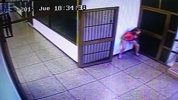 Zac Efron Meando Acostado En El Baño