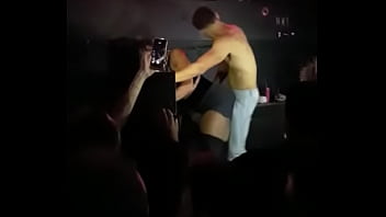 Mulher Pepita Sarrando Com Moreno Misterioso