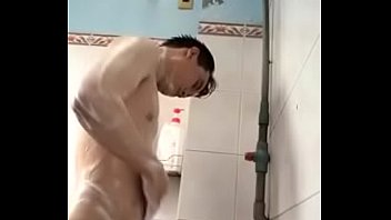 Gay Việt Nam m_ng to tắm vòi sen