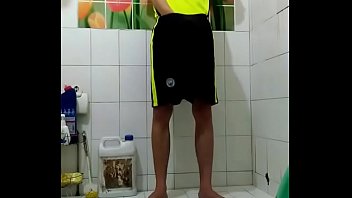 Boy hư tè ra quần rùi sóc lọ sau khi đá về