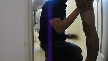 Trai Thang Cho Sldog Uong Nuoc Dai