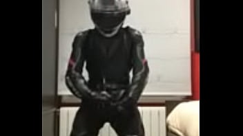 В шлеме дрочка