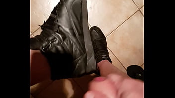 Se Masturba Con Sus Botitas Reebok Freestyle Puestas
