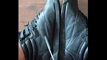 Se Masturba Con Sus Botitas Reebok Freestyle Puestas - cum, fetish, gay, foot, reebok, freestyle - Video 4683347