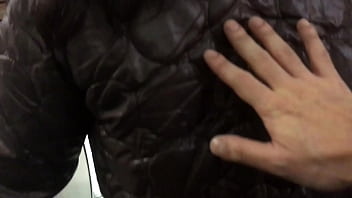 Tocando A Jaqueta Marrom Da Gatinha