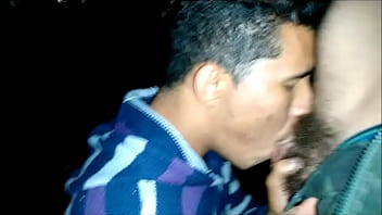 Viadinho Mamando Macho Pentelhudo Em Público