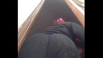 Culo En Calza Sacando X La Ventana 2