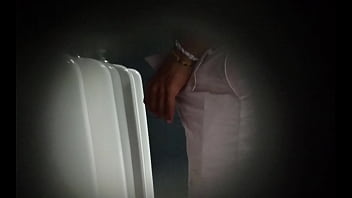 Espiando A Hombre En Baños