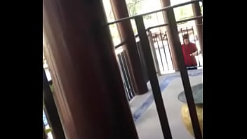 Batendo Punheta Enquanto Pessoas Passam