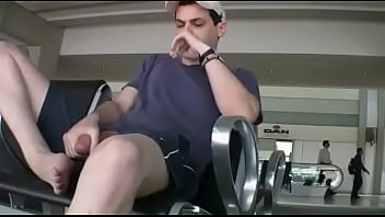 Sexy Macho Se Masturba En Aeropuerto En Público