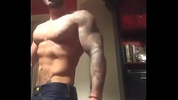 Hombre Sexy Con Barba Bailando Sensualmente