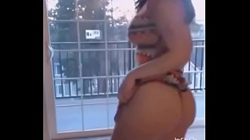 Gostosa Tirando A Roupa E Dançando Ao Som De Despacito