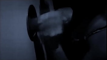 Punhetando E Chupando No Gloryhole