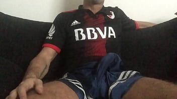 Al Palo En Shorts Y Camisa De River