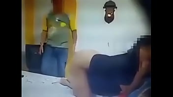 Una Esposa Infiel Trata De Seducir Al Técnico De Tv