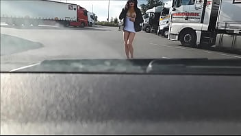 Raz La Moule Devant Des Routiers