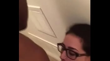 Fumandose Un Tabasco Mientras Se Le Chupan La Verga