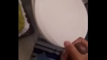 Novinho Punheta No Banheiro Da Escola - gay, tesao, punheta, banheiro, novinho - Video 4519764