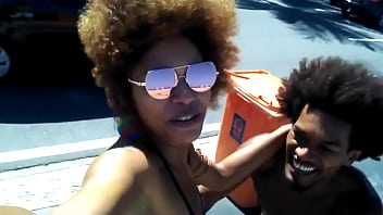 Giovana Bombom - Talks On Bike