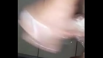 Gozando No Banho Com O Pau Cheio De Espuma