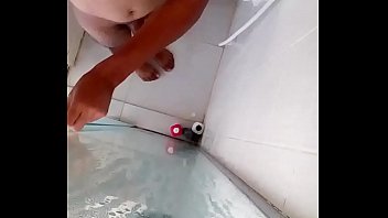 Tomando Banho De Pau Meia Bomba