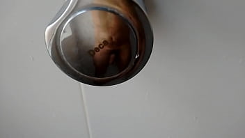 Balançando A Rola No Banheiro!