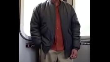 Agarrando Bulto En Publico