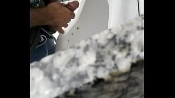 Punheta No Banheirao